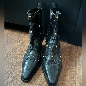 Vince Camuto VC Norley Black Ankle Boots with Gold Studd Accents Sz 9